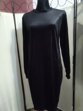 Sukienka czarna błyszcząca welurowa z kieszeniami 