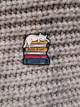 Pin przypinka kot kotek książki 