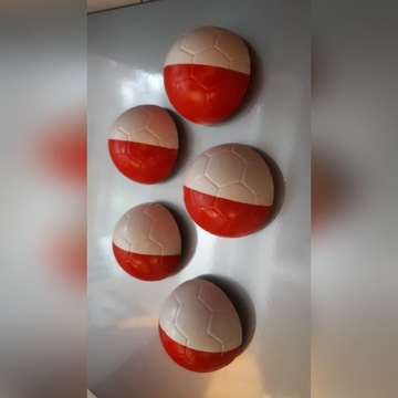 Magnes na lodówkę piłka nożna biało-czerwona
