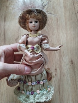 Porcelanowa lalka - dama do kolekcji