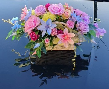 Kompozycja kwiaty sztuczne w koszyku