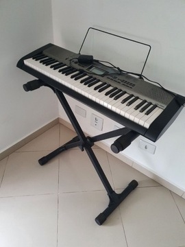 Keyboard Casio z pełnowymiarową klawiaturą i staty