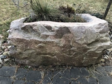 Artystycznie rzeźbiona donica z kamienia 