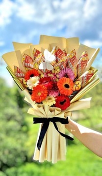 Bukiet ze zdrapkami i świeżymi kwiatami, prezent