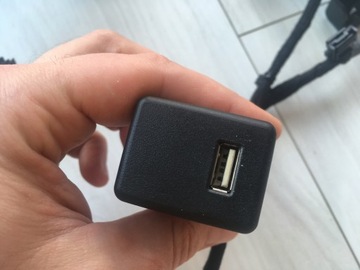 Gniazdo USB wiązka tunelu Opel Astra K