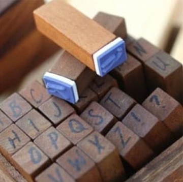 Zestaw pieczątek alfabet/drewniana oprawa