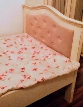 drewniane łóżko pikowane oparcie + stelaż