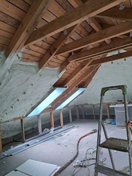 Ocieplanie pianką pur poddasza stropy dachy hale