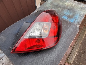 Lampa Opel Corsa prawa tył ciemna coloredition