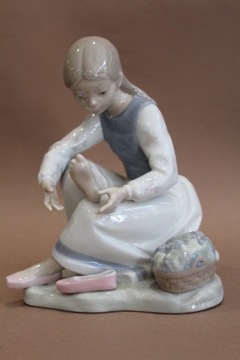 Figurka NAO/ Lladro dziewczynka zakładająca but