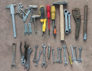 Duży zestaw narzędzi, klucze, wkrętaki, suwmiarka 