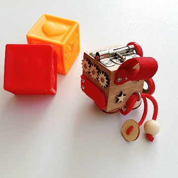 Kostka manipulacyjna Montessori Red Cube