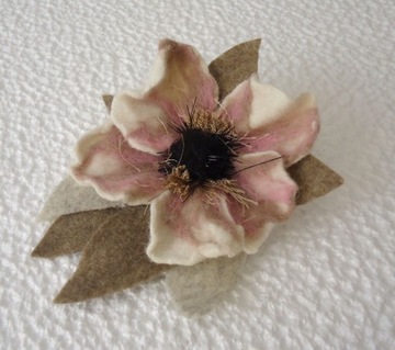 Filcowa broszka artystyczna magnolia Violaart