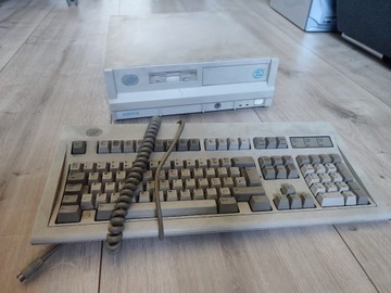 Komputer IBM 425SX/Si z klawiaturą IBM