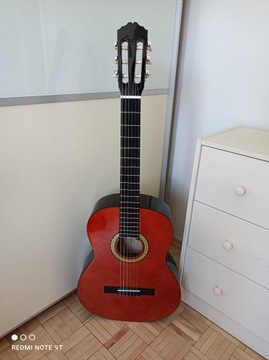 Gitara z książką do uczenia się gry na gitarze