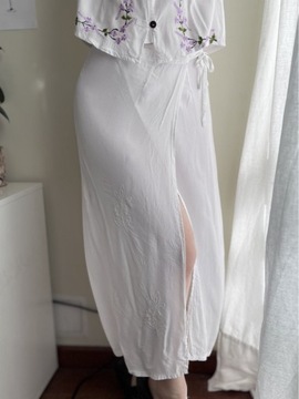 Biała wiskozowa wiązana midi spódnica