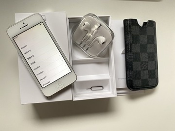 Biało- srebrny iPhone 5 16 GB słuchawki + etui LV