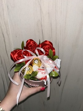 Słodki Flowerbox z ręcznie robionych różyczek 