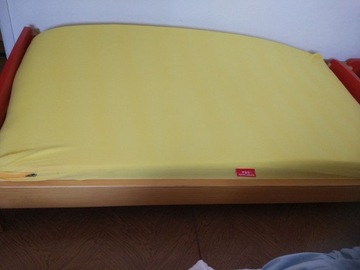 drewniane łóżko niskie dla dziecka