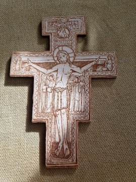 Krzyż z drewna ścienny