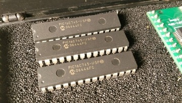 3 x PIC16C745 Microchip Obudowa DIL 