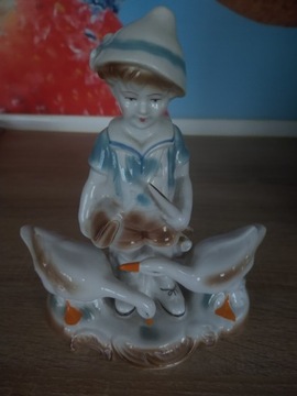 Figurka chłopiec z gąskami porcelana.