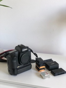 Canon 5D mark II + Battery Grip + Baterie + Karty + Czytnik + Ladowarka