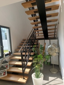 Schody wewnętrzne metalowo-drewniane z balustradą