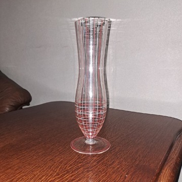 Szklany wazon w prązki