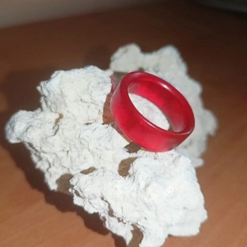 czerwony pierścionek z żywicy 