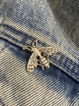 Broszka przypinka mucha insekt kolor srebrny