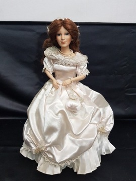 porcelanowa lalka w białej sukni  okazja kolekcja