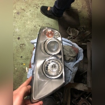 Lampa prawa zwykła Tuareg 2,5TDI Przed liftingiem