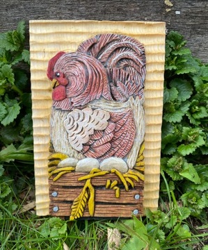 Płaskorzeźba drewniana ręcznie wyk. kura na sianie