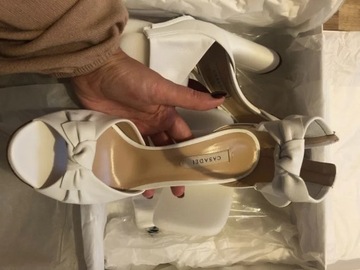 Nowe piękne buty marki Casadei w kolorze białym