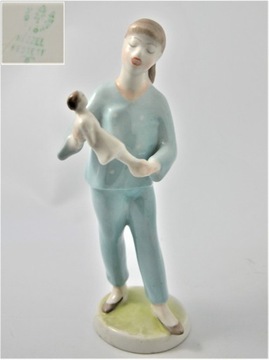 Dziewczynka kołysze lalę Hollohaza lata 60te w16cm
