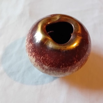 Ceramiczny wazonik w formie kuli. 