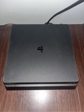 PlayStation 4 + 2 pady i 7 gier