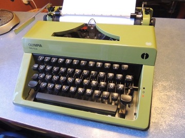 Maszyna do pisania Olimpia International Monica.