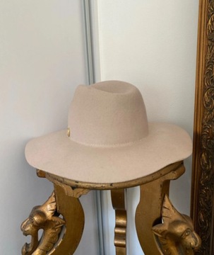 Wełniany beżowy kapelusz Vince Camuto