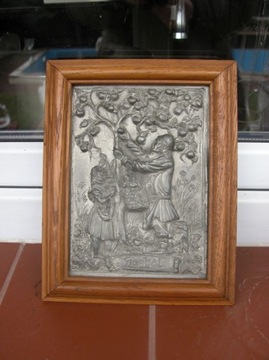 stary metalowy obraz w drewnianej ramie 