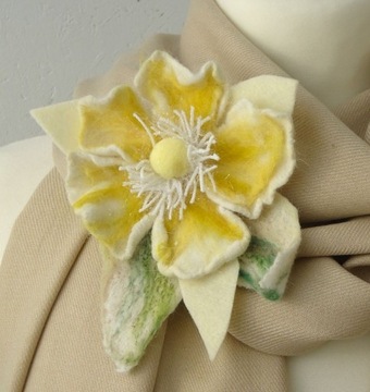 Filcowa broszka artystyczna magnolia Violaart