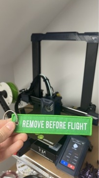 brelok haftowany "remove before flight" zielony