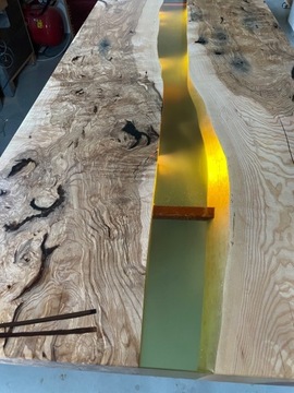 Stół drewniany z żywicą epoksydową.