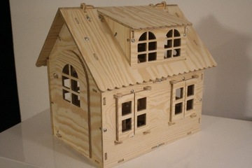 Drewniany domek z mebelkami