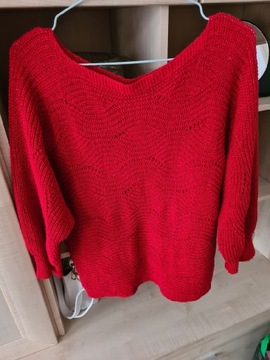 Sweterek czerwony ze złota nitką 
