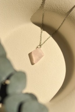 naszyjnik z różowym kryształem naturalny trójkąt 