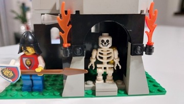 LEGO castle 6036 Skaleton Surprise