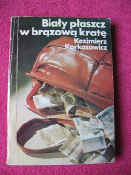 Biały płaszcz w brązową kratę – Kazimierz Korkozowicz