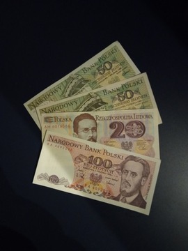 Banknoty z PRL: 100, dwie 50 i 20 złotych.